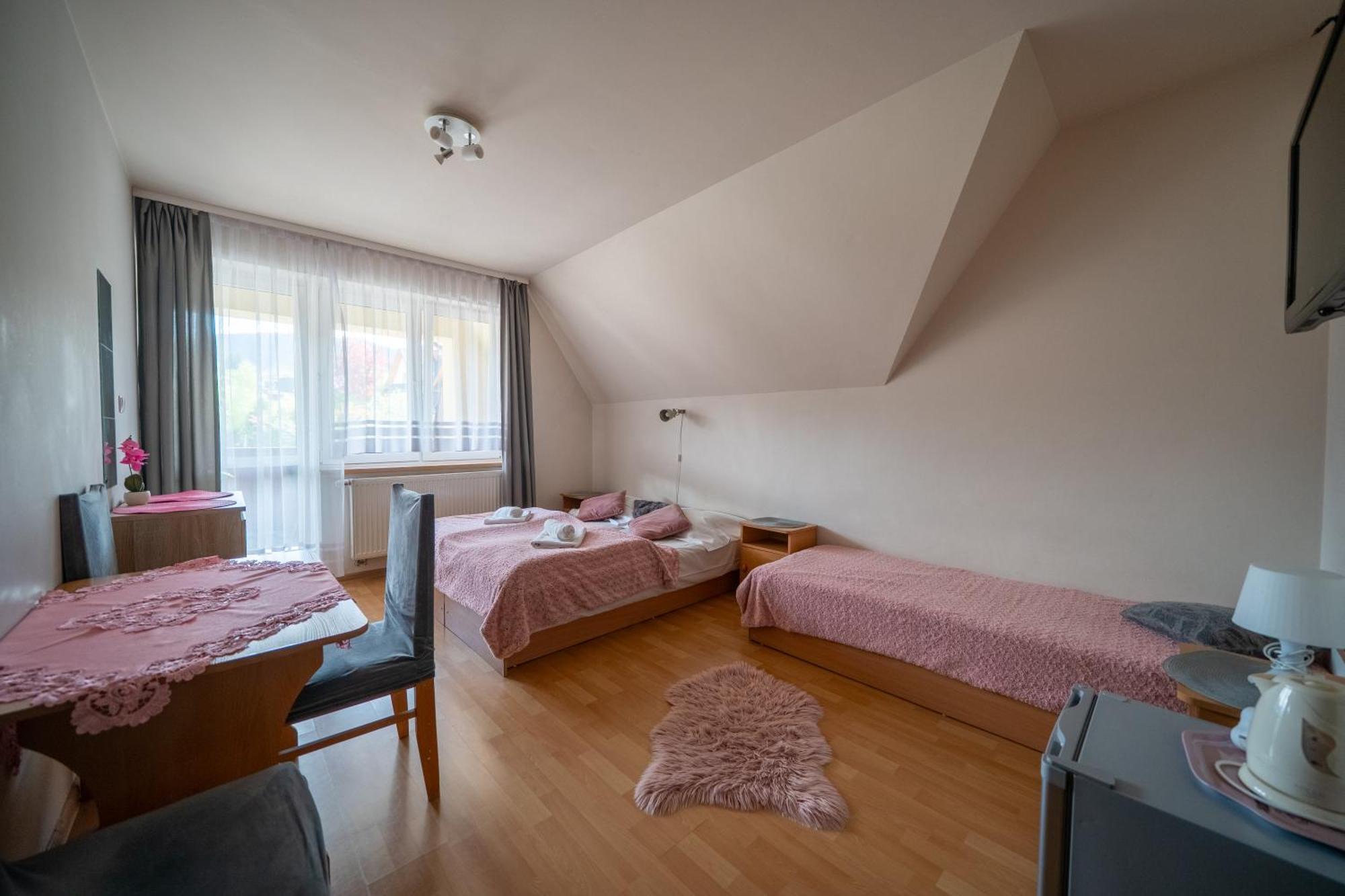 Pokój trzyosobowy z widokiem na góry